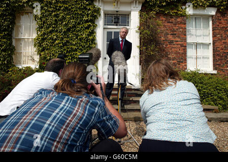 Der ehemalige Vorsitzende der Konservativen Partei, David Davis, hält eine Pressekonferenz in seinem Haus in Spaldington bei Howden. Herr Davis, der einen neuen Posten als Schatten des stellvertretenden Premierministers John Prescott hat, beschuldigte seine Feinde, die Partei mit einer orchestrierten Kampagne zu schädigen. *..... der Charaktermorde gegen ihn. Stockfoto