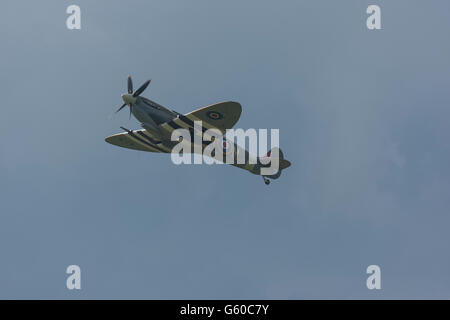 RAF Spitfire fliegen in den Himmel über dem Flughafen Biggin Hill in Kent Stockfoto