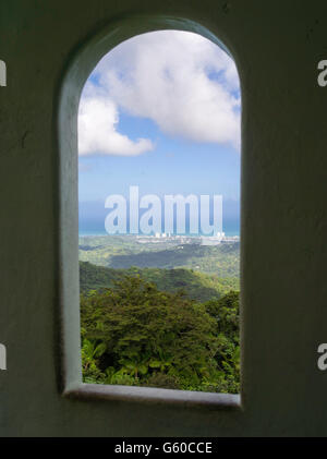 Ein Blick auf San Juan, Puerto Rico, aus einem Fenster im Yokahu Tower, El Yunque National Forest. Stockfoto