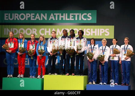 Die russische Olga Tovarnova, Tatyana Veshkurova, Nadezhda Kotlyarova und Kseniya Zadorina, (von links nach rechts) die britische Tochter Eilidh Child, Shana Cox, Christine Ohuruogu und Perri Shakes-Drayton sowie die tschechische Denisa Rosolova, Jitka Bartonickova, Lenka Masna und Zuzana Hejnova auf dem Siegertreppchen. Silber und Gold in der 4x400 Meter langen Staffel für Damen Stockfoto