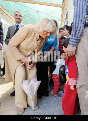 Die Herzogin von Cornwall spricht mit jungen syrischen Kindern im Kindergarten des Flüchtlingslagers King Abdullah im Norden Jordaniens, nahe der syrischen Grenze, in dem knapp tausend Menschen aus dem vom Bürgerkrieg zerrissenen Syrien leben. Stockfoto