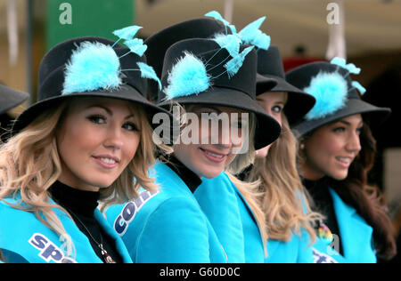 Pferderennen - 2013 Cheltenham Festival - Tag Zwei - Cheltenham Rennbahn. Mädchen von sportingbet.com während des Ladies Day beim Cheltenham Festival 2013 auf der Cheltenham Racecourse, Gloucestershire. Stockfoto