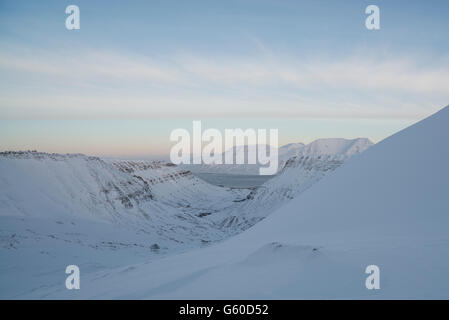 Panoramablick auf Longyeardalen und die umliegenden Berge am Ende des Polarwinters. Blick auf Longyearbyen und Platåberget. Svalbard, Norwegen Stockfoto