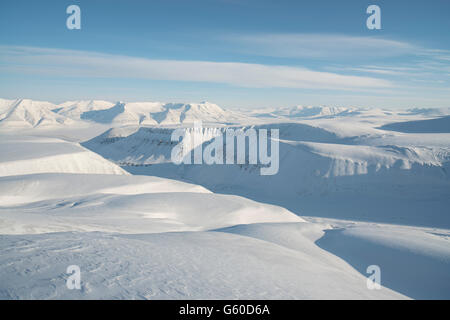 Panoramablick auf die Bergkette um Longyeardalen am Ende des polaren Winters. Spitzbergen Norwegen Stockfoto