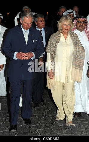 Der Prinz von Wales und die Herzogin von Cornwall kommen im Katara-Kulturdorf in Doha, Katar, an. Stockfoto