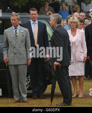 Der Prinz von Wales und seine Partnerin Camilla Parker Bowles kommen zur Sandringham Flower Show. Sie nahmen den Platz der Königin Elisabeth, der Königin Mutter, die Anfang dieses Jahres starb, die in den letzten 50 Jahren war der Gast der Ehre bei der Show. * ... die auf dem Royal Sandringham Estate in der Nähe von King's Lynn, Norfolk statt. Stockfoto