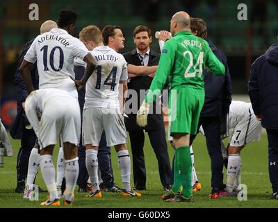 Fußball - UEFA Europa League - 16. Runde - zweites Bein - Inter Mailand / Tottenham Hotspur - Stadio Giuseppe Meazza. Andre Villas-Boas, Manager von Tottenham Hotspur, spricht vor der Verlängerung mit seinen Spielern Stockfoto