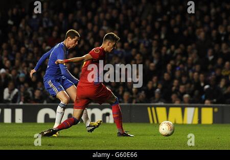 Fußball - UEFA Europa League - Runde der 16. Runde - zweite Etappe - Chelsea gegen Steaua Bukarest - Stamford Bridge. Chelseas Fernando Torres erzielt das dritte Tor seiner Seite Stockfoto