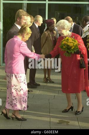 Königin Elizabeth II schüttelt sich die Hände mit Jayne Torvill, während sie neben ihrem Eistanz-Partner Christopher Dean steht, außerhalb des neuen Nottingham Ice Centre, wo die Königin und der Herzog von Edinburgh im Rahmen ihrer Golden Jubilee Tour an diesem Abend besuchten. Stockfoto