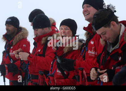 Kate Philp (dritte von rechts), eine Mitarbeiterin des Walking mit dem verwundeten Team, beim Training auf dem Langiokull-Gletscher in Island. Drei Teams bereiten sich auf die South Pole Allied Challenge Expedition vor. Stockfoto