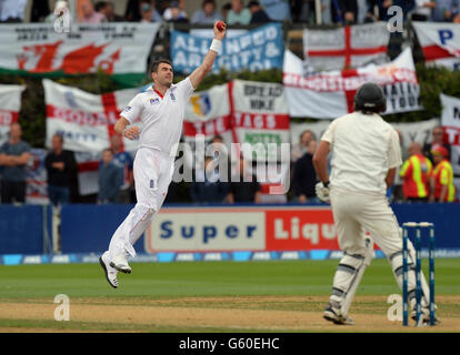 Am zweiten Tag des zweiten Testspieles im Hawkins Basin Reserve, Wellington, Neuseeland, stellt der Engländer James Anderson seine eigene Bowlingbahn auf. Stockfoto