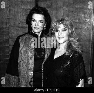 Hollywood-Legende Jane Russell und die britische Samantha Fox im Savoy Hotel, wo Miss Russell bei einem Mittagessen des Variety Club of Great Britain zu Gast war. Stockfoto