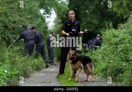 Cambridgeshire Polizisten durchsuchen Wald und gemeinsame hinter Jessica Chapman's Haus in Soham, Cambridgeshire. Jessica und ihre Freundin Holly Wells sind am Sonntagabend vermisst und haben eine riesige Suche ausgelöst. Stockfoto