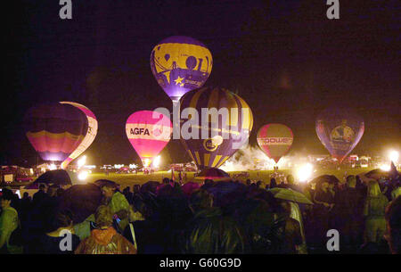 Night Glow bei der Bristol International Balloon Fiesta, die im Ashton Court stattfindet.die Fiesta, die kostenlos ist und als eine der sechs besten Outdoor-Veranstaltungen in Großbritannien eingestuft wird, dauert bis Sonntag und wird voraussichtlich eine halbe Million Besucher anziehen. *...Mehr als 100 Heißluftballons werden jeden Morgen um 6 Uhr und abends um 18 Uhr hochgehoben. Stockfoto