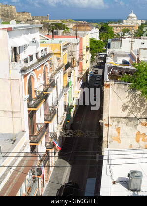 High-Angle (Dach) Ansicht der Calle Fortaleza, Blick nach Osten, mit Castillo de San Cristobal im Hintergrund; Old San Juan / Stockfoto