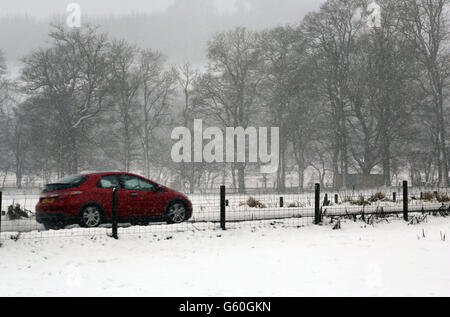 Ein weiteres Schneetreiben hat den Norden Großbritanniens über Nacht bedeckt, da das anhaltend kalte Wetter im März einen ungewöhnlichen Griff behält. Stockfoto