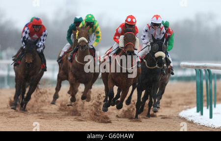 Pferderennen - Southwell Racecourse. Pferde fahren bei den 32RedPoker.com Handicap Stakes auf der Pferderennbahn Southwell in Nottinghamshire um die erste Kurve. Stockfoto