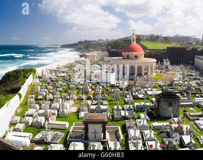 Ansicht der Cementerio Santa Maria Magdalena de Pazzis von Bastion de Santa Rosa und mit Blick auf die Nordseite der Altstadt von San Juan / Stockfoto