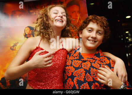 „Spy Kids 2“-Stars Alexa Vega (links) und Daryl Sabara kommen zur britischen Premiere ihres Films „Spy Kids 2“ im Odeon Cinema am Leicester Square, London, an. Stockfoto