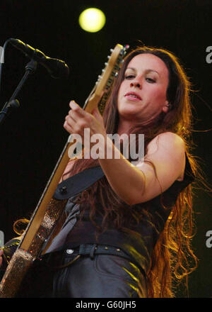 Die kanadische Rocksängerin Alanis Morissette tritt am ersten Tag des V2002 Musikfestivals im Hylands Park, Chelmsford, auf der V Stage auf. Stockfoto