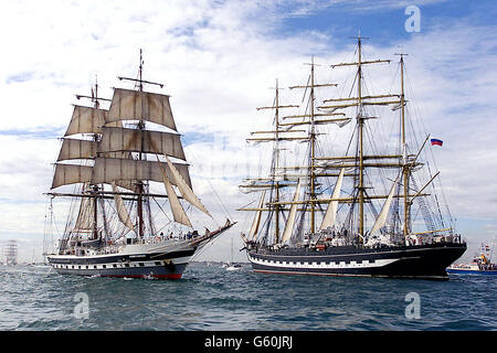 Das britische Trainingsschiff Stavros S Niarchos (links) passiert beim Segelzug im Solent vor Portsmouth den russischen Viereckrigger Kruzenschtern. *EINE Flotte von 65 Segelschiffen wurde in der historischen Schiffswerft zusammengebaut, um den Höhepunkt des Cutty Sark Tall Ships Race 2002 seit Donnerstag zu feiern. Viele der Schiffe aus 15 konkurrierenden Nationen trainieren Schiffe, die junge Menschen auf die Reise ihres Lebens befördern, die Anfang Juli in Alicante, Spanien, begann. Stockfoto