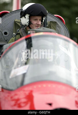 Tom Mountney (19) - ein junger Luftkadet aus Wolverhampton, bevor er mit den weltberühmten Red Arrows in RAF Scampton, Lincolnshire, fliegen soll. * Toms Flug ist eine Belohnung für den Sieg auf einem Jugendtrainingskurs und er wird einer der jüngsten Menschen der Welt sein, die mit dem RAF-Team fliegen. Stockfoto