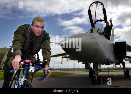 Chris Hoy (links), der mit der Goldmedaille des Commonwealth ausgezeichnet wurde, kommt bei RAF Leuchars in der Nähe von St Andrews, Fife an, um mit dem Squadron Leader Roy Macintyre (rechts) in einem RAF Tornado zu fliegen. *...Commonwealth-Champion Chris Hoy ging in einem Tornado-Kampfflugzeug in die Lüfte, um seine Goldmedaille bei den Manchester Games zu markieren und die größte Luftshow des Jahres nördlich der Grenze am Luftstützpunkt zu bewerben. Stockfoto