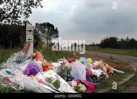 Blumen-Tribute wurden an der Stelle in der Nähe von RAF Lakenheath hinterlassen, wo zwei Leichen gefunden wurden.die Polizei hat enthüllt, dass sie "so sicher wie möglich sind", dass es sich bei den beiden Leichen um die der vermissten 10-jährigen Jessica Chapman und Holly Wells handelt. Stockfoto