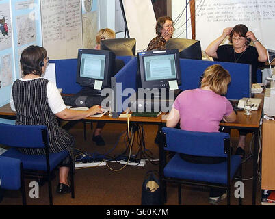 Mitarbeiter eine speziell für Kinder und Eltern eingerichteten Helpline am Sitz des Cambridgeshire County Council, Shire Hall, Cambridge, die mit der emotionalen Qual fertig werden muss, die durch den Tod der 10-jährigen Mädchen Holly Wells und Jessica Chapman verursacht wurde. Stockfoto