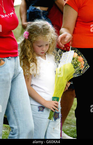 Die fünfjährige Brittany Gibbs aus Derby legt Blumen in der St. Andrews Church, Soham, Cambs, für die ermordeten Schulmädchen Holly Wells & Jessica Chapman. Stockfoto