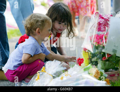 Menschen legen Blumen in der St. Andrews Church, Soham, Cambs, für die ermordeten Schülerinnen Holly Wells & Jessica Chapman. Stockfoto