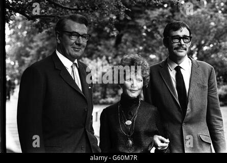 Der Schauspieler Sir Michael Redgrave hält in den Ufergärten inne, um Petula Clark und den Schauspieler Peter O'Toole, seine Mitspieler in der musikalischen Filmversion von 'Auf Wiedersehen, Mr Chips', zu begrüßen. Stockfoto