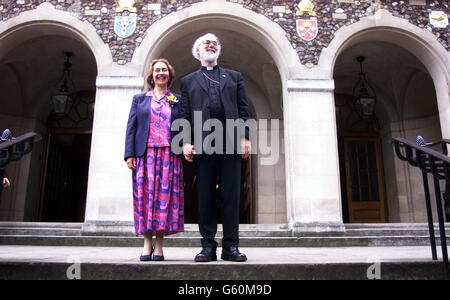 Der Erzbischof von Wales, Dr. Rowan Williams, und seine Frau Jane, im Church House in London, nachdem er zum neuen Erzbischof von Canterbury ernannt wurde. * der 52-jährige neue Führer von 70 Millionen Anglikanern auf der ganzen Welt soll relativ konservative theologische Ansichten mit einer Reihe von weitgehend liberalen Meinungen zu säkularen Angelegenheiten verbinden. Premierminister Tony Blair wählte den erfolgreichen Kandidaten aus einer engeren Auswahl von zwei Kandidaten aus, die von einer sonderberufungskommission vorgelegt wurden, die einen Nachfolger von Dr. George Carey empfehlen soll. Stockfoto