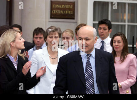 Die konservative Führerin Iain Duncan Smith kündigt die neue Vorsitzende der Partei, Theresa May, an. Sie ersetzt David Davis in einer Neuordnung seines Schattenkabinetts durch Duncan Smith. Stockfoto