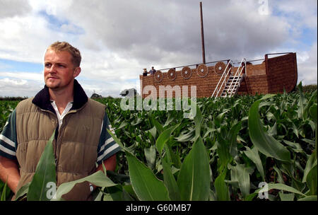 Farmer Tom Pearcy aus York hat sich auf eine auffällige Art und Weise diversifiziert. Auf seinem Ackerland am Stadtrand hat er ein Maislabyrinth angelegt. Die wachsenden Maispflanzen befinden sich auf einem 20 Hektar großen Feld, das bis weit über 10 Meter anwächst, bevor die Ernte im Oktober erfolgt. * ... - nachdem Tom viele Besucher zu seinem riesigen Puzzle angezogen hat. Das Labyrinth hat die Form eines Wikinger-Langschiffes und der Bauer hat eine Modellnachbildung der Wikinger-Boote konstruiert, um über sein Labyrinth-Meer zu segeln und als Aussichtsplattform für Besucher zu fungieren. Stockfoto