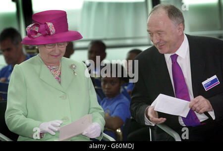 Der Londoner Bürgermeister Ken Livingstone spricht mit der britischen Königin Elizabteh II. Während einer Zeremonie zur Eröffnung des City Hall, in dem sich die Londoner Versammlung befindet, am Südufer der Themse in der Nähe der Tower Bridge. *das beeindruckende Gebäude, entworfen von Foster und Partners, und gebaut von Arup & Partners, hat eine Versammlungskammer, Ausschussräume und öffentliche Einrichtungen, zusammen mit Büros für den Bürgermeister, London Assembly Mitglieder und Mitarbeiter der Greater London Authority. Es bietet 185,000 Quadratfuß (brutto) Platz auf zehn Ebenen, die 440 Mitarbeiter und Mitglieder aufnehmen können. Stockfoto