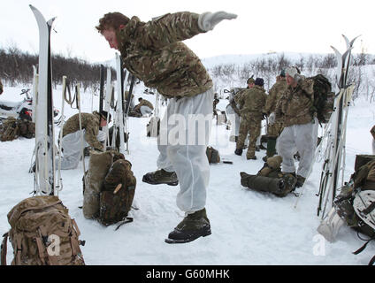 Ein Marine springt wie in den Bergen während der Übungshurspring 2013, die sich auf das Überleben bei kaltem Wetter und das Kriegstraining für Royal Marines Commando-Reservisten in der Bergkette in der Nähe von Porsanger Garrison in der Nähe von Lakselv, Norwegen, konzentriert. Stockfoto