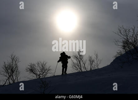 Eine Marine in den Bergen während der Übungshurspring 2013, die sich auf das Überleben bei kaltem Wetter und Kriegstraining für Royal Marines Commando Reservisten in der Bergkette in der Nähe von Porsanger Garrison in der Nähe von Lakselv, Norwegen, konzentriert. Stockfoto