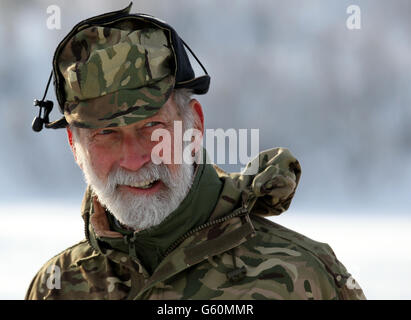 Prinz Michael von Kent Commodore-in-Chief des Maritime Reserve als Royal Marine Reservisten nehmen an der Eisbrecher-Übung während der Haarspring 2013, die sich auf das Überleben bei kaltem Wetter und Kriegstraining für Royal Marines Commando Reservisten in der Bergkette in der Nähe von Porsanger Garrison in der Nähe von Lakselv, Norwegen konzentriert. Stockfoto