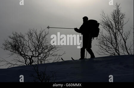 Eine Marine in den Bergen während der Übungshurspring 2013, die sich auf das Überleben bei kaltem Wetter und Kriegstraining für Royal Marines Commando Reservisten in der Bergkette in der Nähe von Porsanger Garrison in der Nähe von Lakselv, Norwegen, konzentriert. Stockfoto