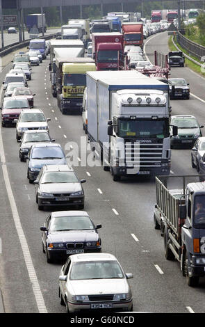 Fast stillstehender Verkehr auf der M25 in Richtung Norden bei Staines nach einem Unfall mit Tankwagen und Auto. Die Autobahn wurde zwischen den Kreuzungen 13 und 14 gesperrt. 5/1/04: Die Autofahrer hatten lange Verspätungen, da der Beginn der großen Straßenbauarbeiten auf der M25 mit der Rückkehr zur Arbeit nach der Neujahrspause zusammenfiel. Das zweijährige Projekt zur Erweiterung eines Abschnitts der Autobahn in der Nähe des Flughafens Heathrow in West-London begann auch am ersten Tag zurück für die meisten Schulen. Vier Fahrspuren blieben in jeder Richtung im Einsatz, aber sie waren schmaler und hatten eine Geschwindigkeitsbegrenzung von 40 km/h. Stockfoto