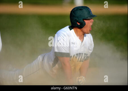 High School Spieler Tauchen Kopf zuerst sicher in der dritten Unterseite mit einem dreifachen während der Nachsaison Endspiel Spiel. USA. Stockfoto