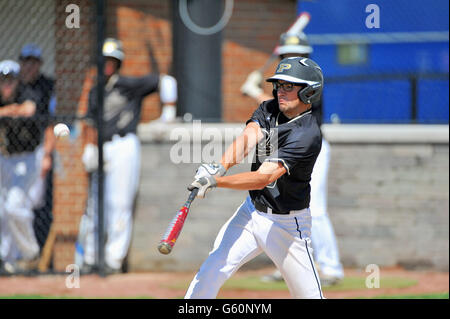Lead-off hitter die Kontaktaufnahme mit einem Single Center bei einer High School Baseball Spiel. USA. Stockfoto