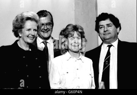 Bundeskanzler Nigel Lawson mit seiner Frau Therese, Premierministerin Margaret Thatcher und Tory-Parteivorsitzender Kenneth Baker, nachdem er seine Grundsatzrede auf der Conservative Party Conference in Blackpool gehalten hatte. Stockfoto