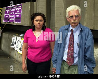 Ahmadis Familie Unterstützer - Soraya Walton & Jim Warner Stockfoto