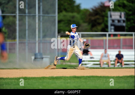 Ein High School zweite Basisspieler auf werfen die erste Basis einen hitter zurückzuziehen, nachdem Sie eine tauchen halt der Boden Kugel. USA. Stockfoto