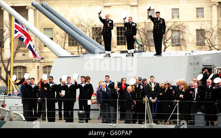 Der Bürgermeister von Belfast, Gavin Robinson, die stellvertretende Bürgermeisterin von London, Victoria Borwick mit Veteranen und Crew der HMS Belfast helfen, ihren 75. Geburtstag auf der HMS Belfast in London zu feiern. Stockfoto