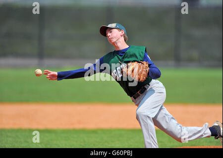 Rechtshändige Pitcher eine Tonhöhe zu einem wartenden hitter während einer High School Baseball Spiel. USA. Stockfoto