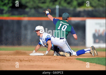 Base Runner Tauchgänge sicher an der zweiten Base mit einem erfolgreichen während einer High School Nachsaison Endspielspiel stehlen. USA. Stockfoto