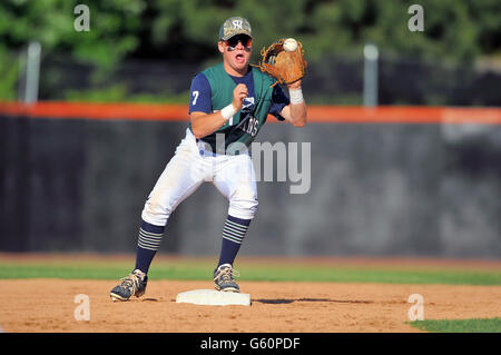 High School infielder an der zweiten Base für die Annahme einer werfen, bevor Sie ein Relais auf einem Doppelten - spielen versuchen. USA. Stockfoto